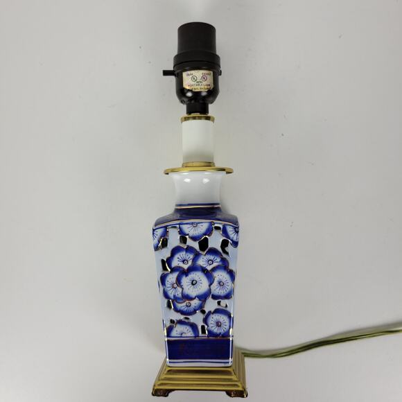 Vintage Porcelain Table Lamp Blue White Floral Scalloped Ginger Jar Brass Base - Picture 16 of 16